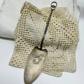 Лопатка "Роза" из серебра 916пр. Таллинн ПО "Ювээл". Вес 67,9г. Винтаж. Картинка 1